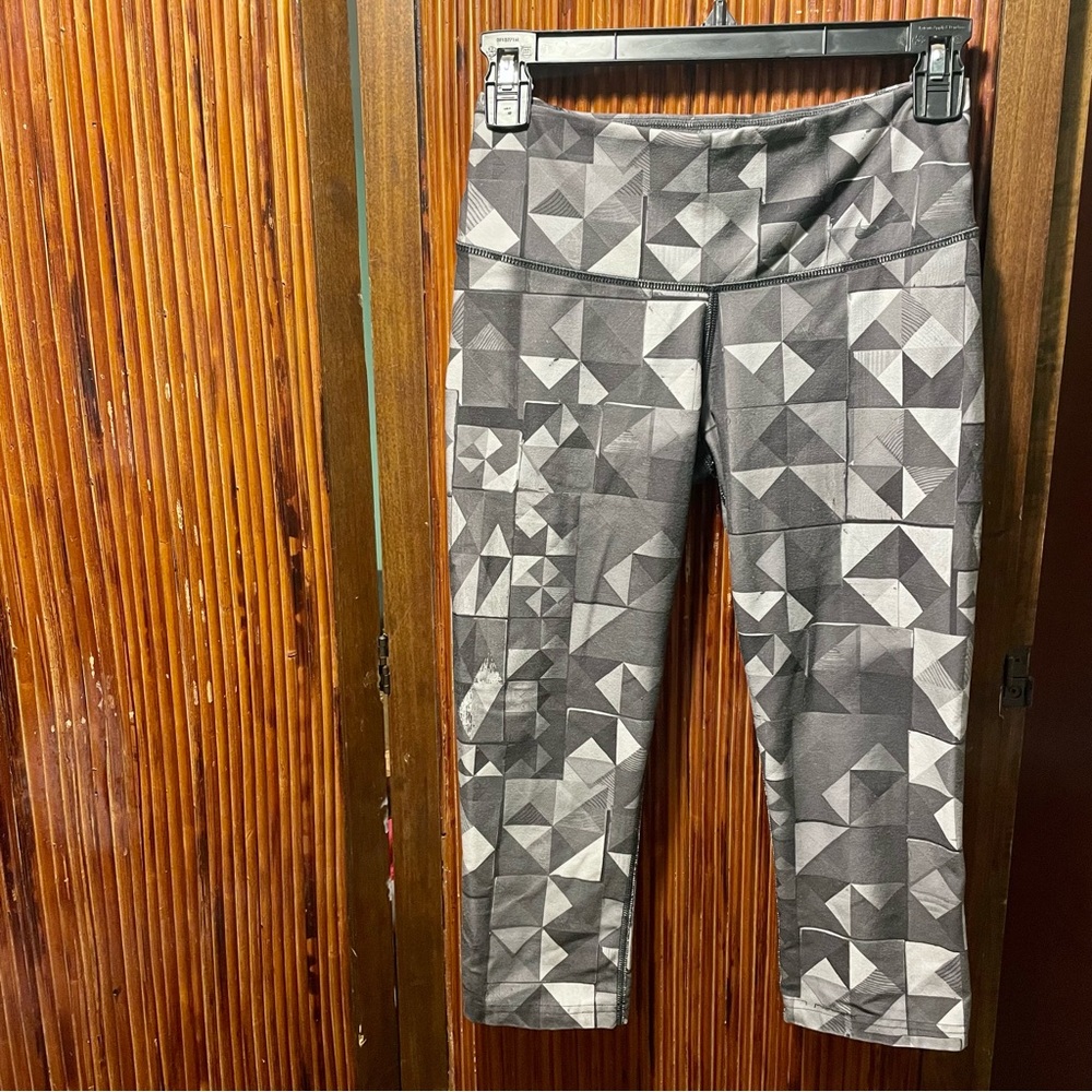 Nike Dry-Fit Patterned Grey Cropped Leggings
